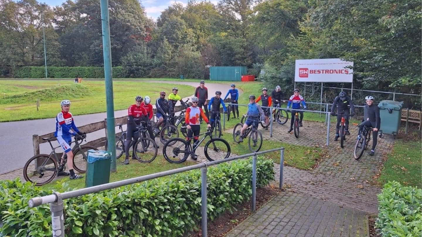 Groepsfoto van de deelnemers aan de MTB-clinic voor VDL, klaar voor vertrek met hun mountainbikes